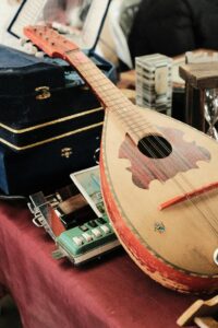 pexels-aysenaz-bilgin-421884106-15160337-200x300 🎶🎶 Viaggio tra note, miti e strumenti di Mesopotamia, Egitto, Grecia e Roma🎶🎶